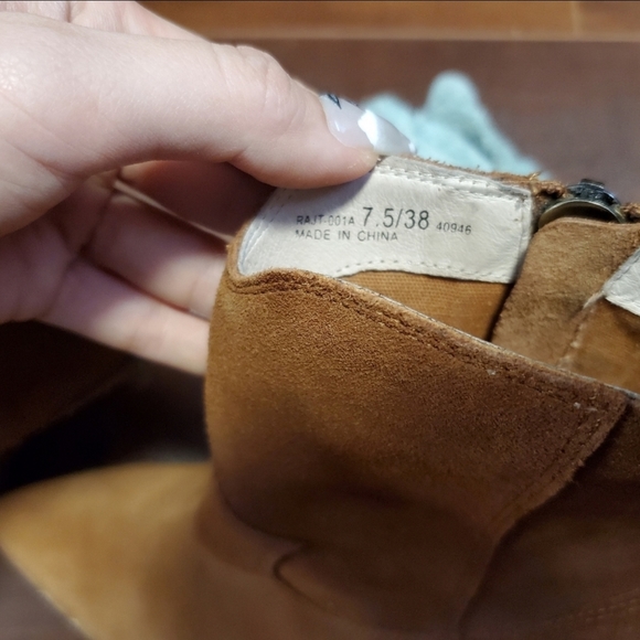 Sold LA Chinese & Laundry Suede boots - Picture 2 of 3